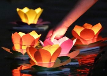 Thả hoa đăng mùa Vu Lan báo hiếu