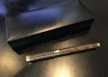 Bút Trầm Hương