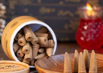 Cách đót vía xả xui bằng nhang nụ trầm