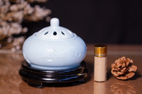 Dùng lò điện xông trầm hương