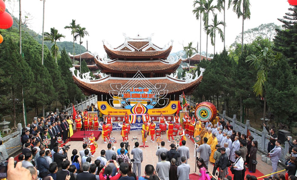 Lễ hội chùa Hương hàng năm ở xã Hương Sơn