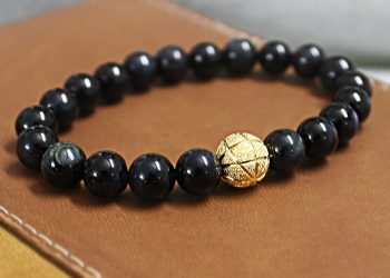 Đá mắt hổ đen trông như thế nào