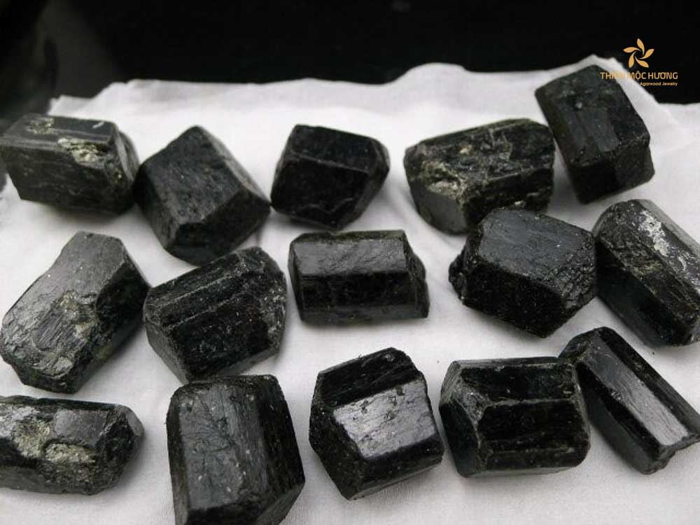 Tourmaline đen nổi tiếng với tác dụng thanh tẩy năng lượng tiêu cực vô cùng tốt