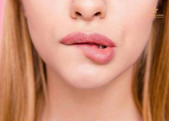 Điềm báo môi giật