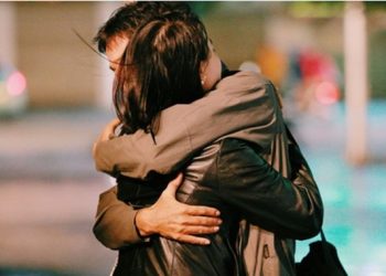 mơ thấy người khác phái ôm mình