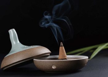 Nhang nụ trầm hương được làm từ 100% gỗ trầm nguyên chất