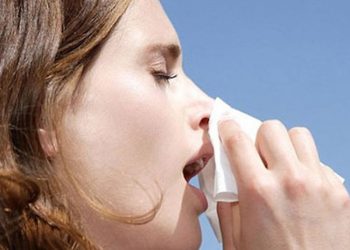 Nhảy mũi là điềm gì